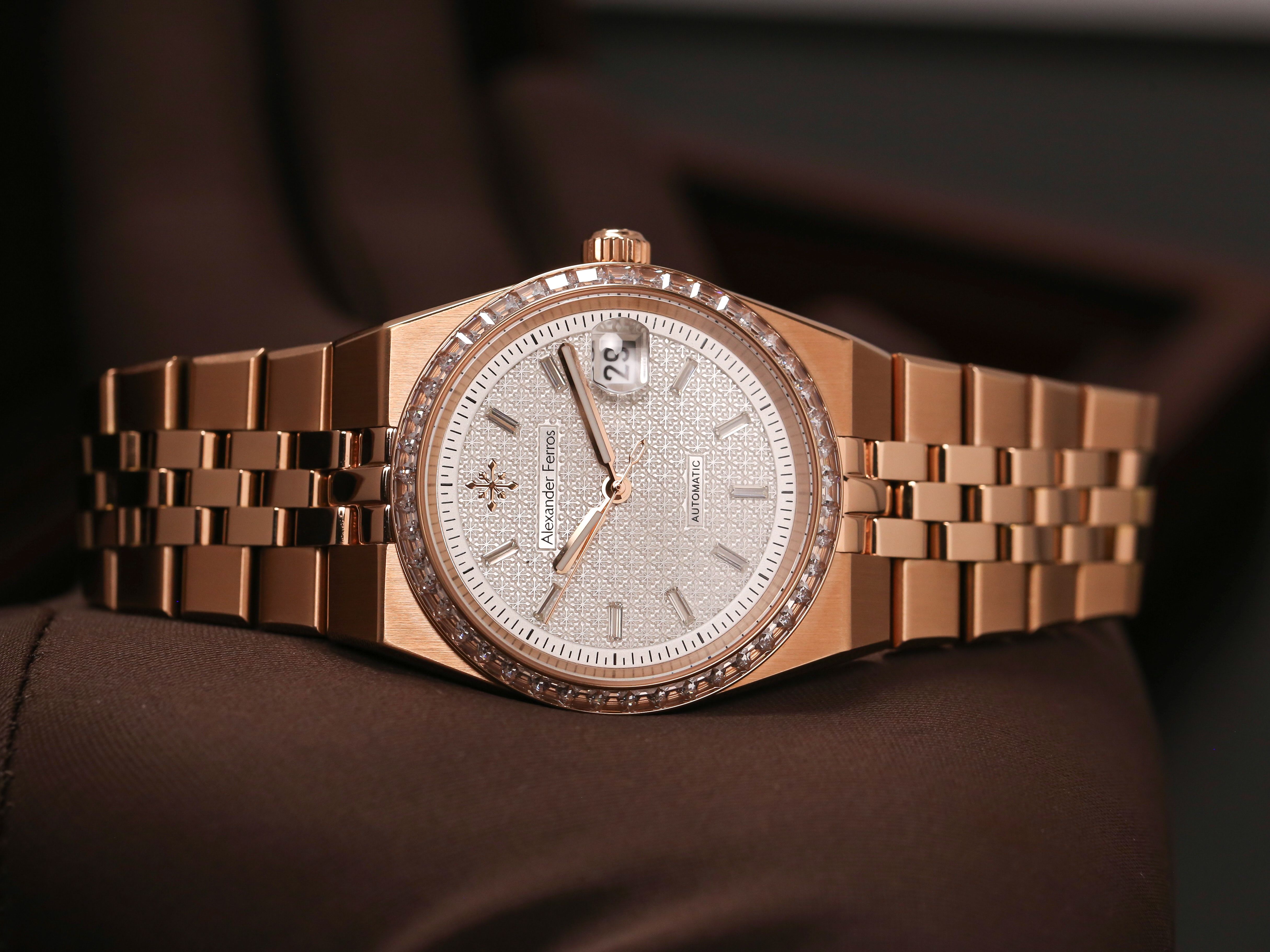 Nên mua đồng hồ mạ PVD ở đâu uy tín và chính hãng?