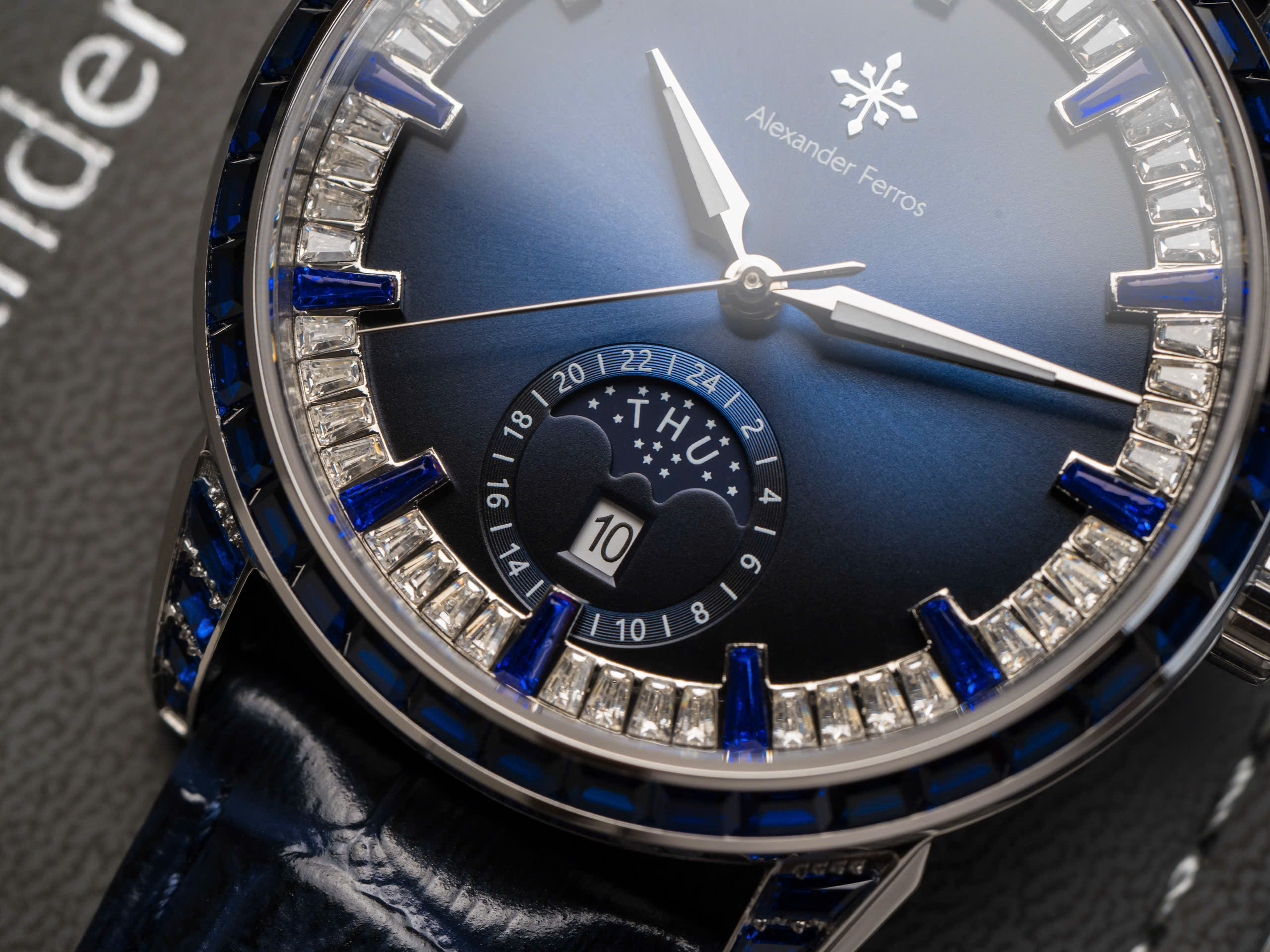 Kính sapphire có trầy không? Nguyên nhân do đâu?