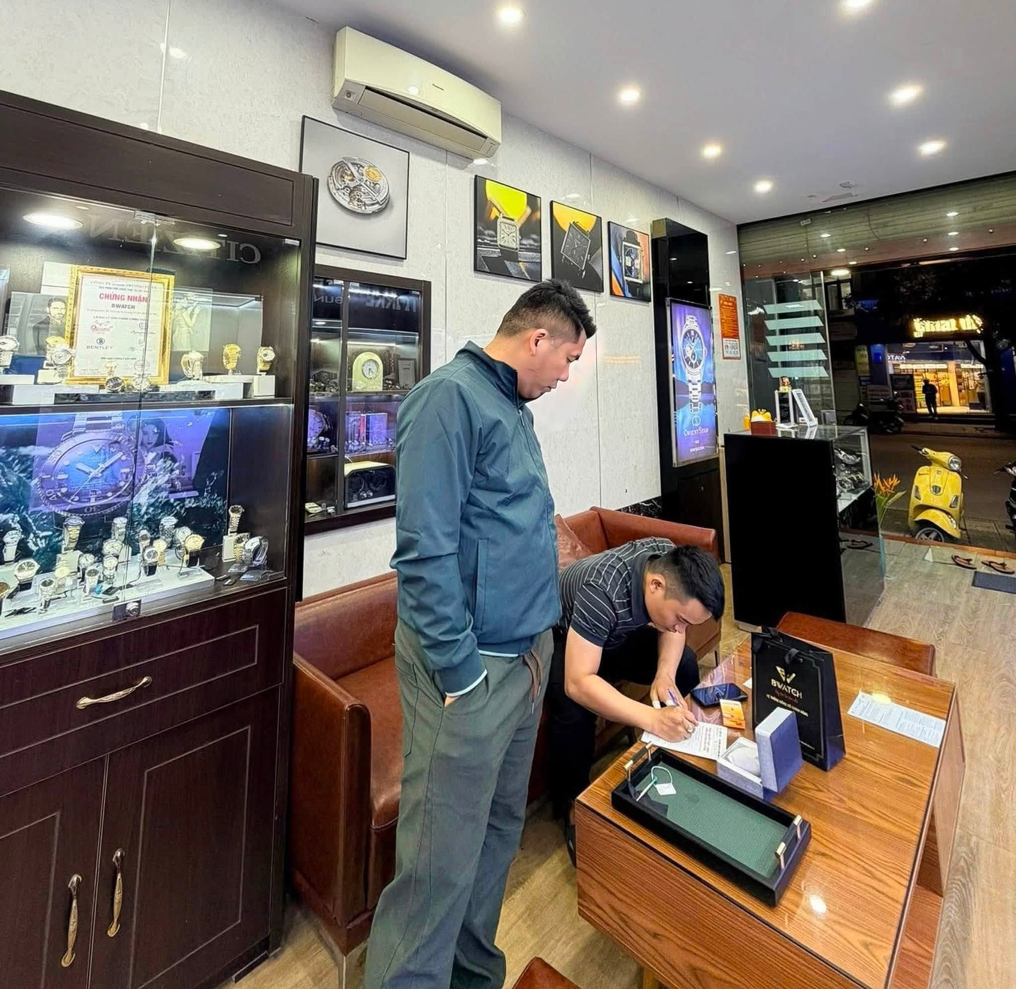 Dong-ho-B-Watch-ben-trong.jpg