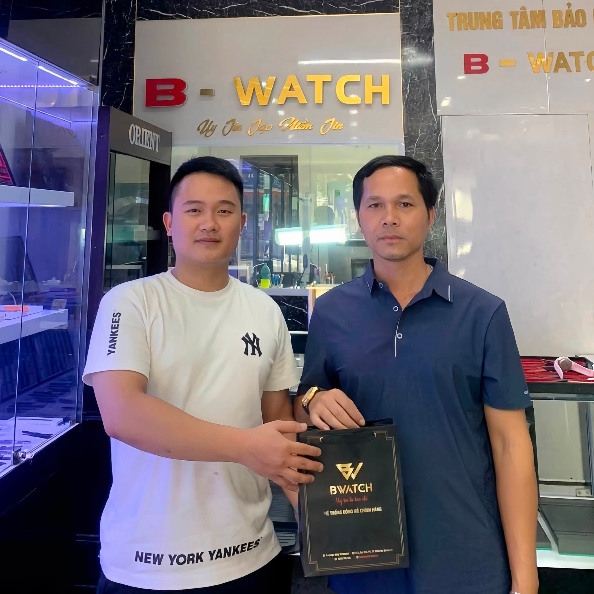 Dong-ho-B-Watch-khach-hang.jpg