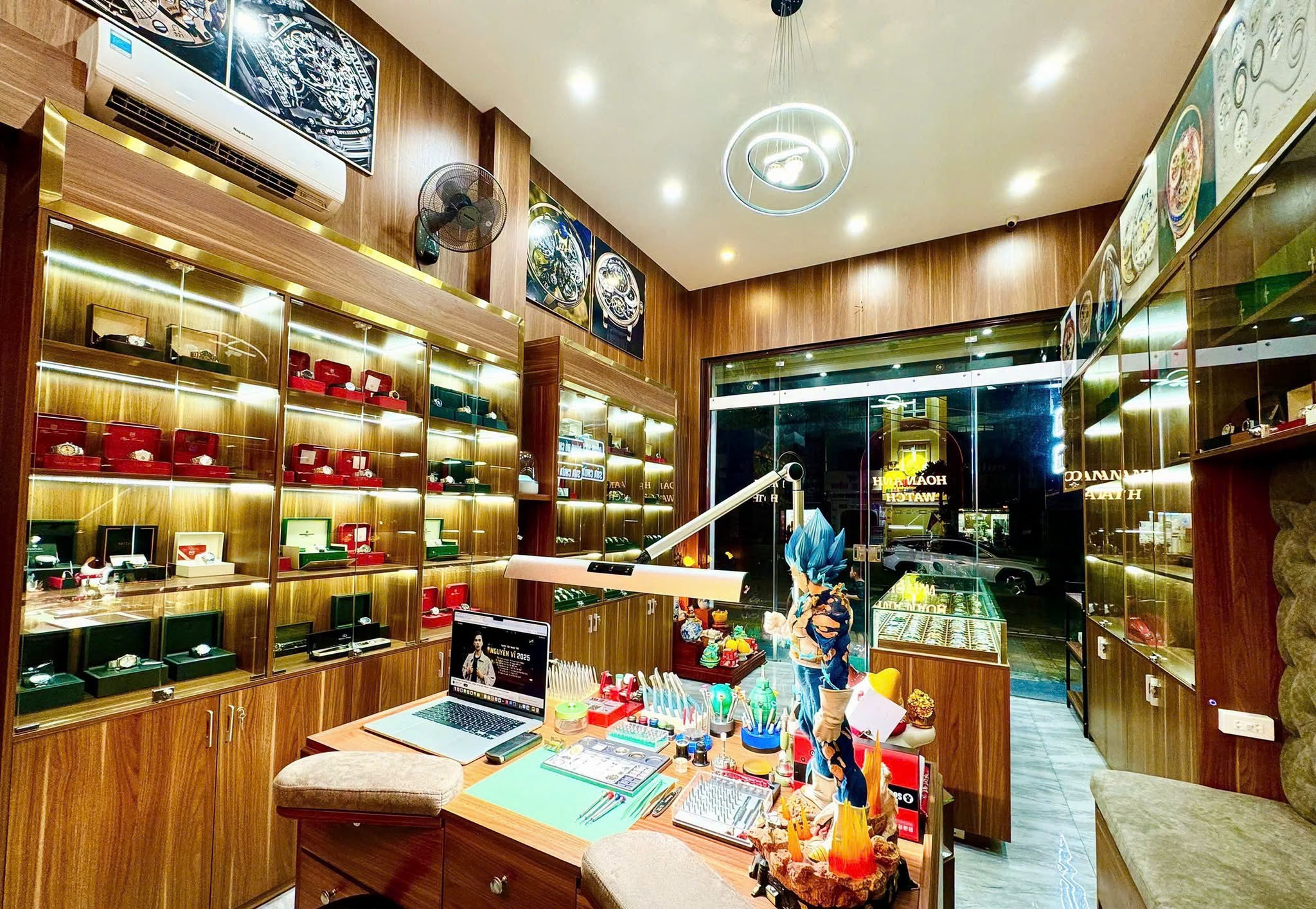 Dong-ho-hoan-anh-showroom.jpg