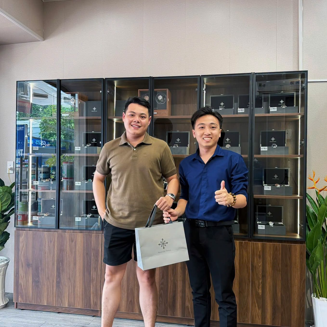 The-Time-Store-khach-hang.jpg