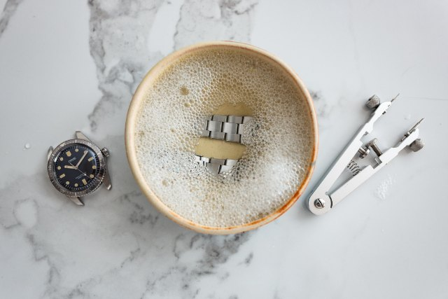 Làm sạch dây đồng hồ kim loại bằng nước ấm và xà phòng nhẹ