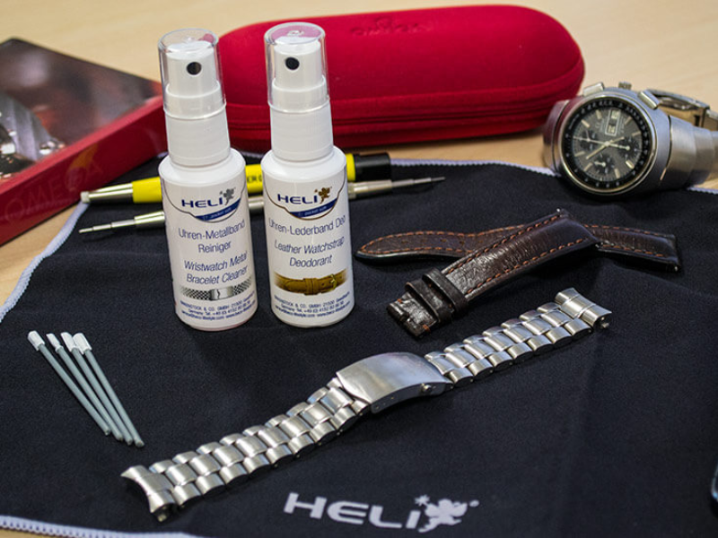 Vệ sinh đồng hồ dây kim loại bằng dung dịch chuyên dụng