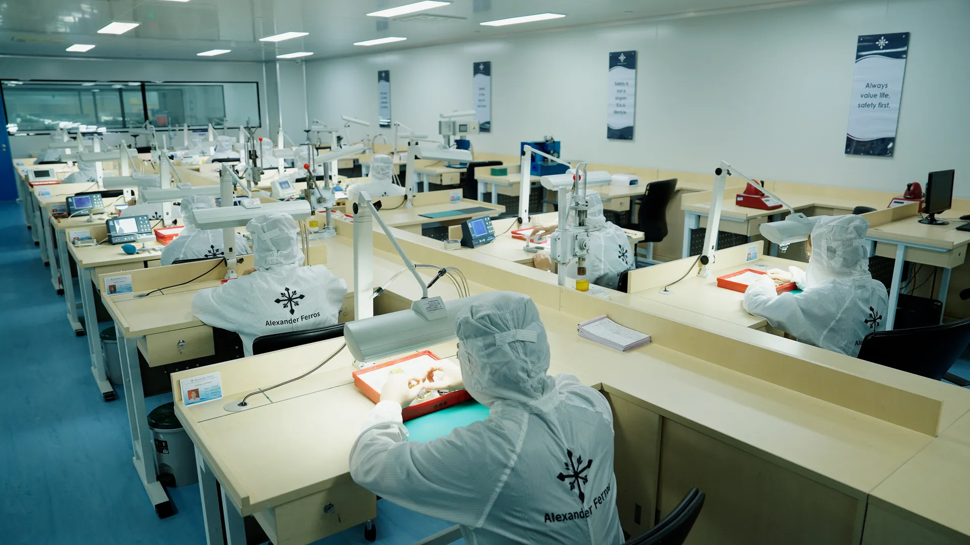 Mỗi chiếc đồng hồ tại Alexander Ferros đều được kiểm định rõ ràng