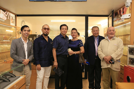 nha-to-trong-ngay-khai-truong.png