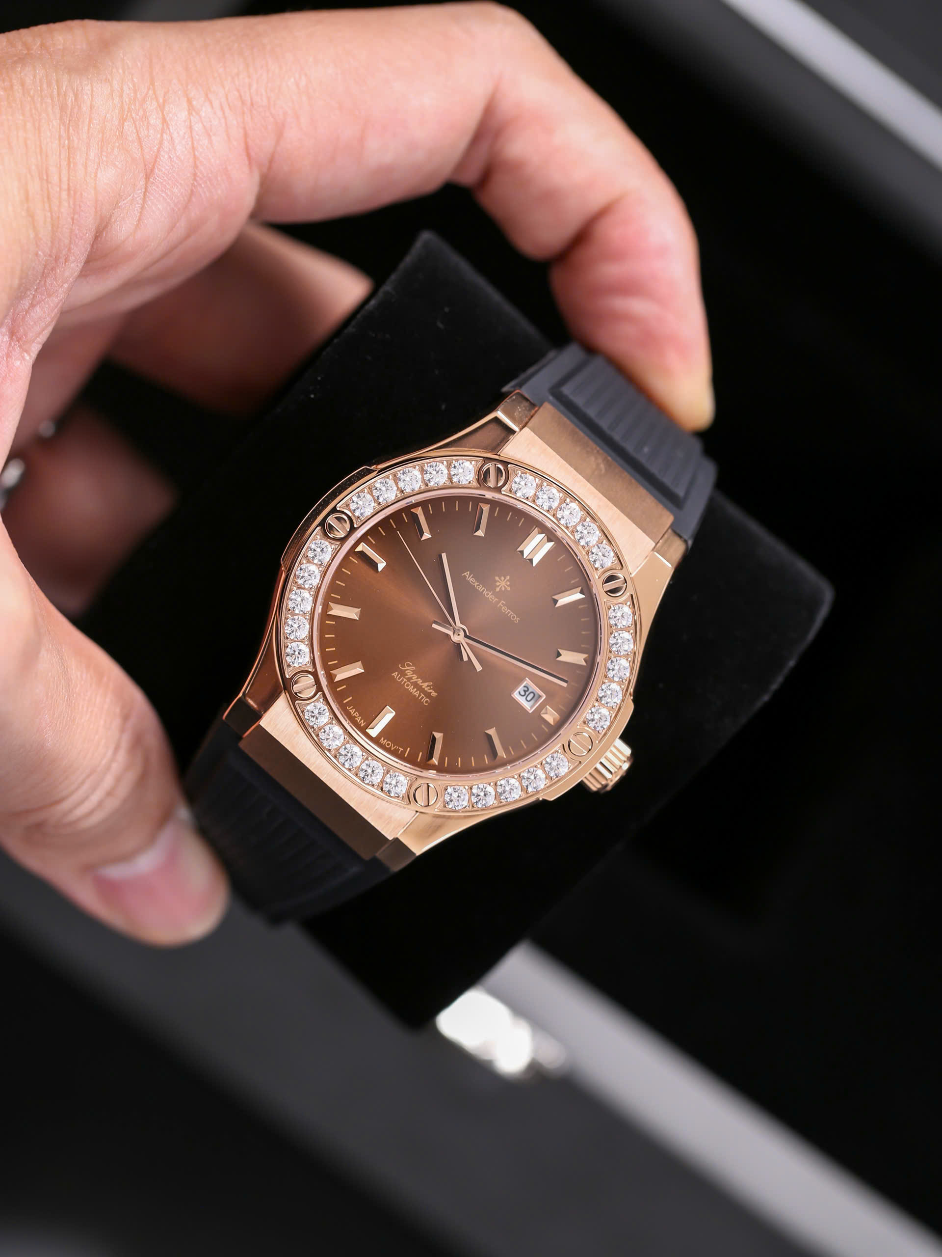 menh-kim-deo-dong-ho-mau-gi-8