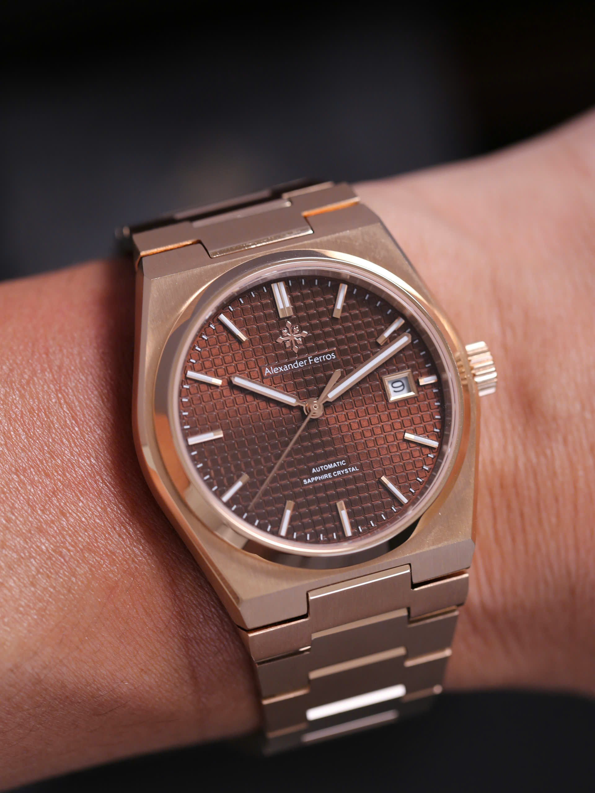 Nên đeo đồng hồ tay nào - tay trái hay tay phải?