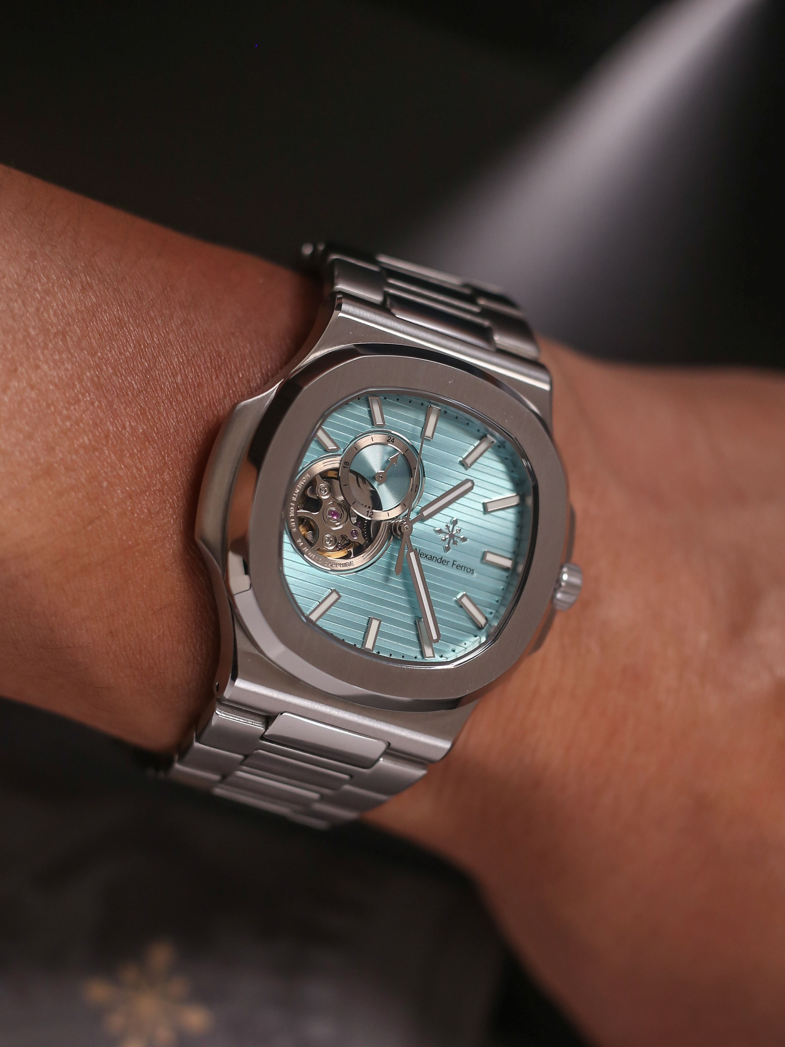 Nên đeo đồng hồ tay nào - tay trái hay tay phải?